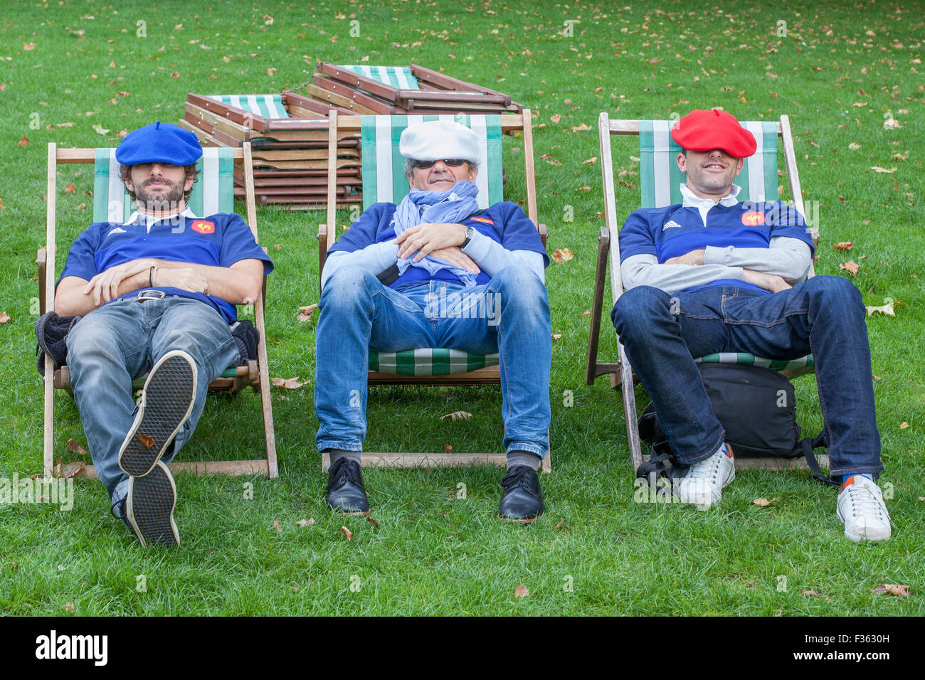 I sostenitori francesi la posa su sedie in un Park, London, Regno Unito Foto Stock