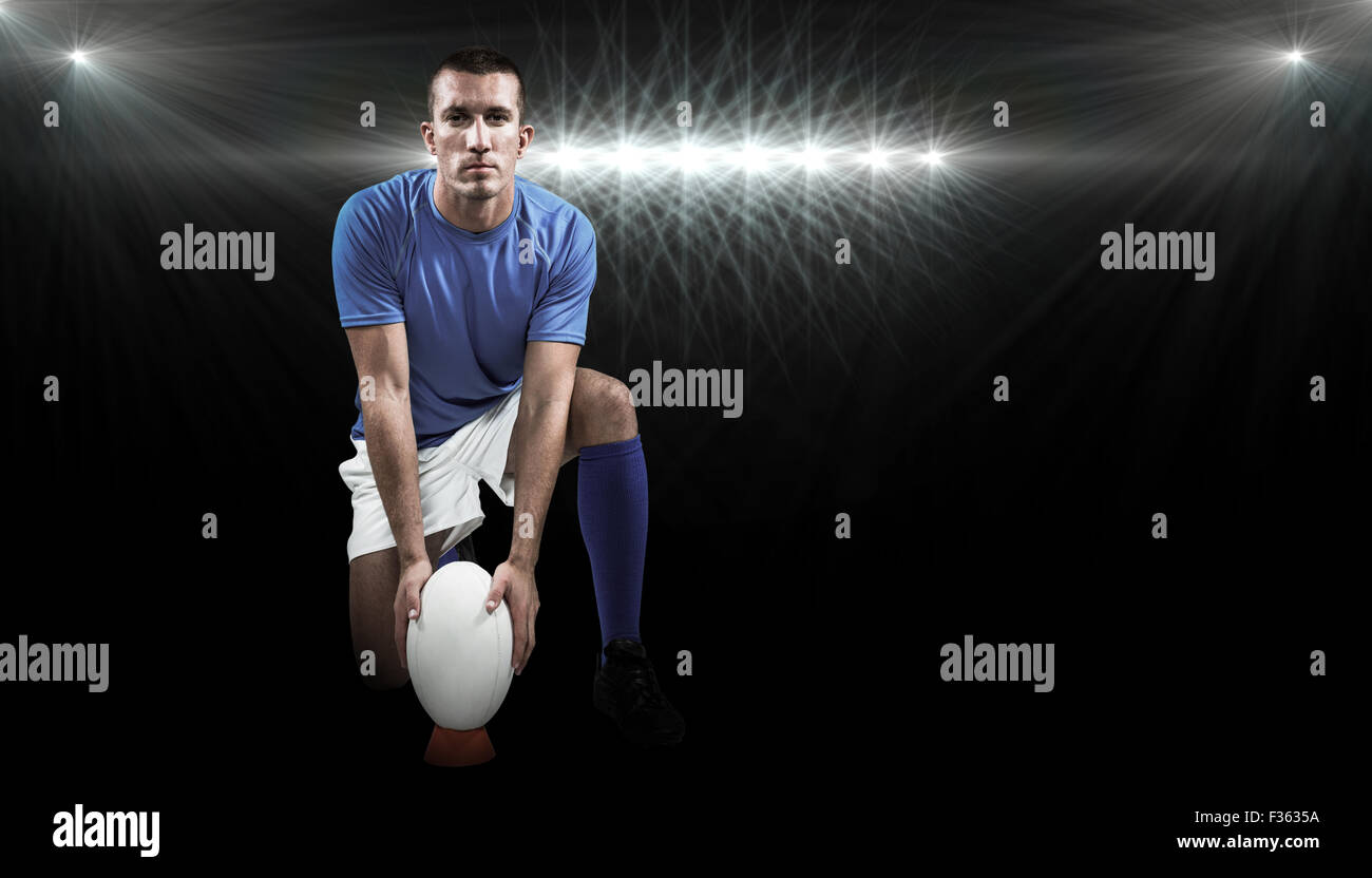 Immagine composita di piena lunghezza ritratto del giocatore di rugby mettendo la sfera Foto Stock