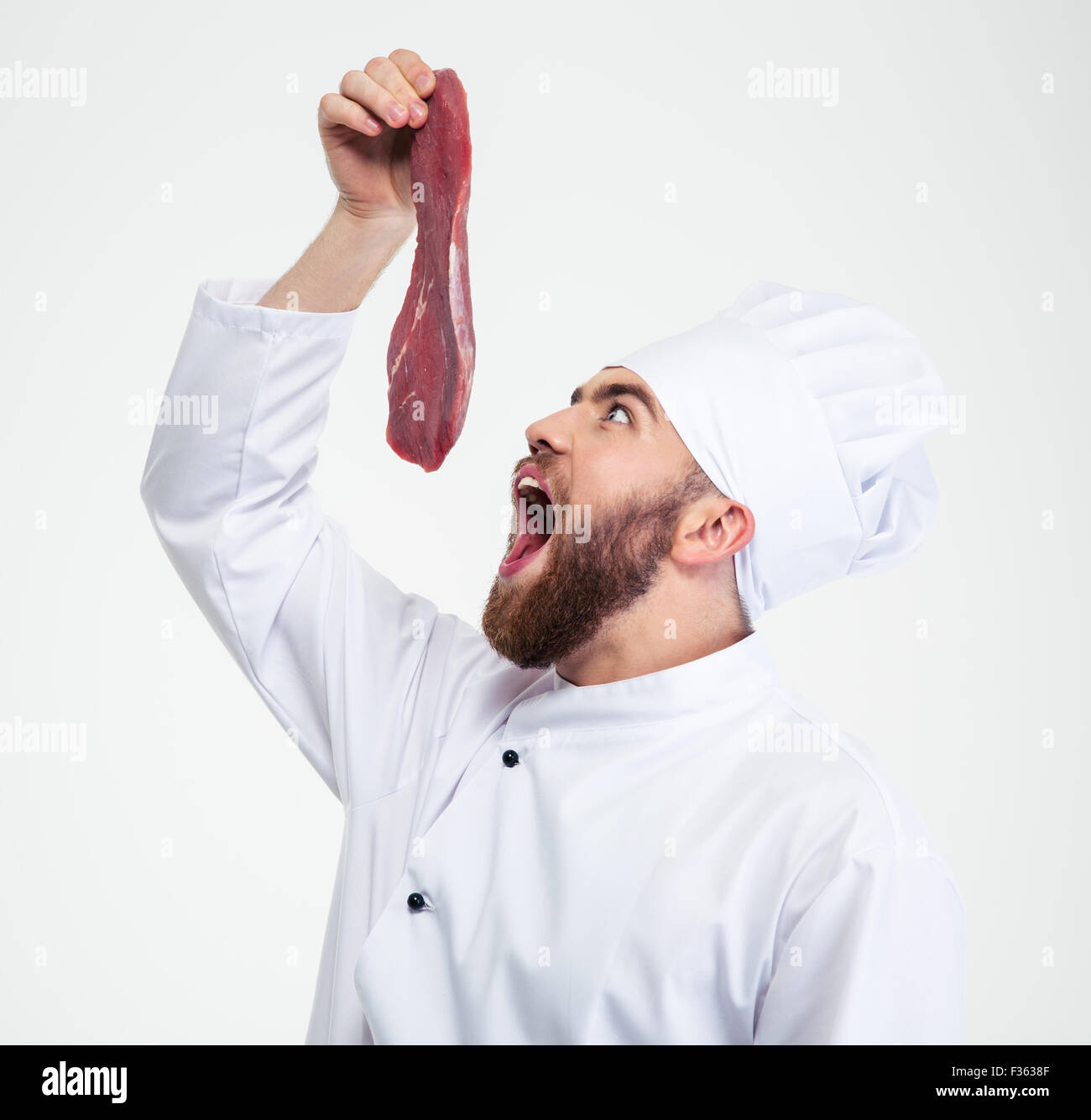 Ritratto di un divertente chef cucinare la lettura di mangiare carni fresche isolate su un sfondo whtie Foto Stock