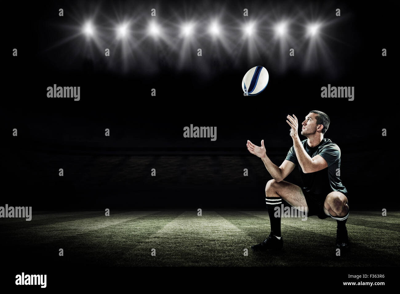 Immagine composita di lunghezza completa di giocatore di rugby cattura la sfera Foto Stock