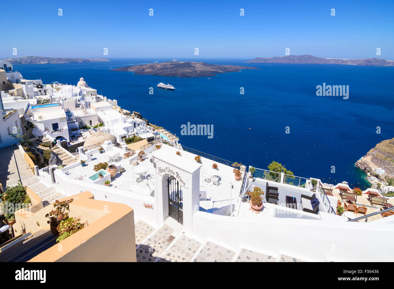 Vista della caldera e Nea Kameni da Fira sull isola di Santorini, Cicladi Grecia Foto Stock