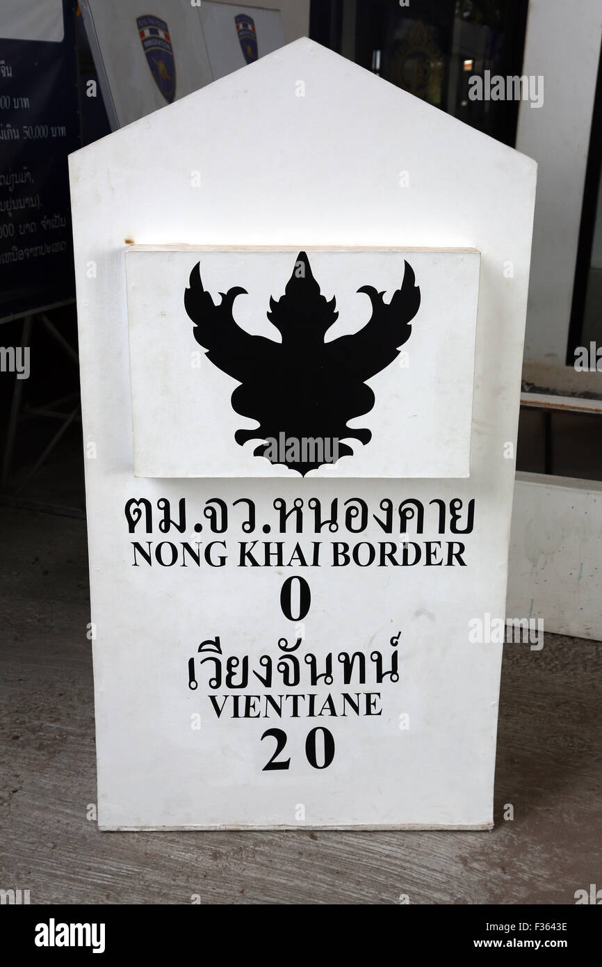 Distanza contrassegno a Thai / Laos al confine di Nong Khai presso il Friendship Bridge crossing Nong Khai in Laos Foto Stock