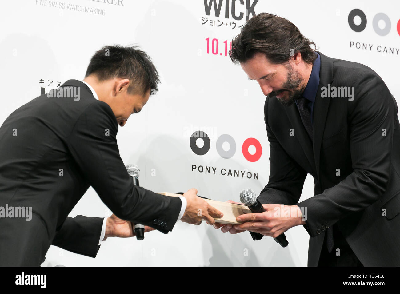 Tokyo, Giappone. 30 Settembre, 2015. (L a R) giapponese Judo medaglia d'Oro  Tadahiro Nomura dà in dono una cintura nera per l'attore canadese Keanu  Reeves durante la premiere giapponese per il film