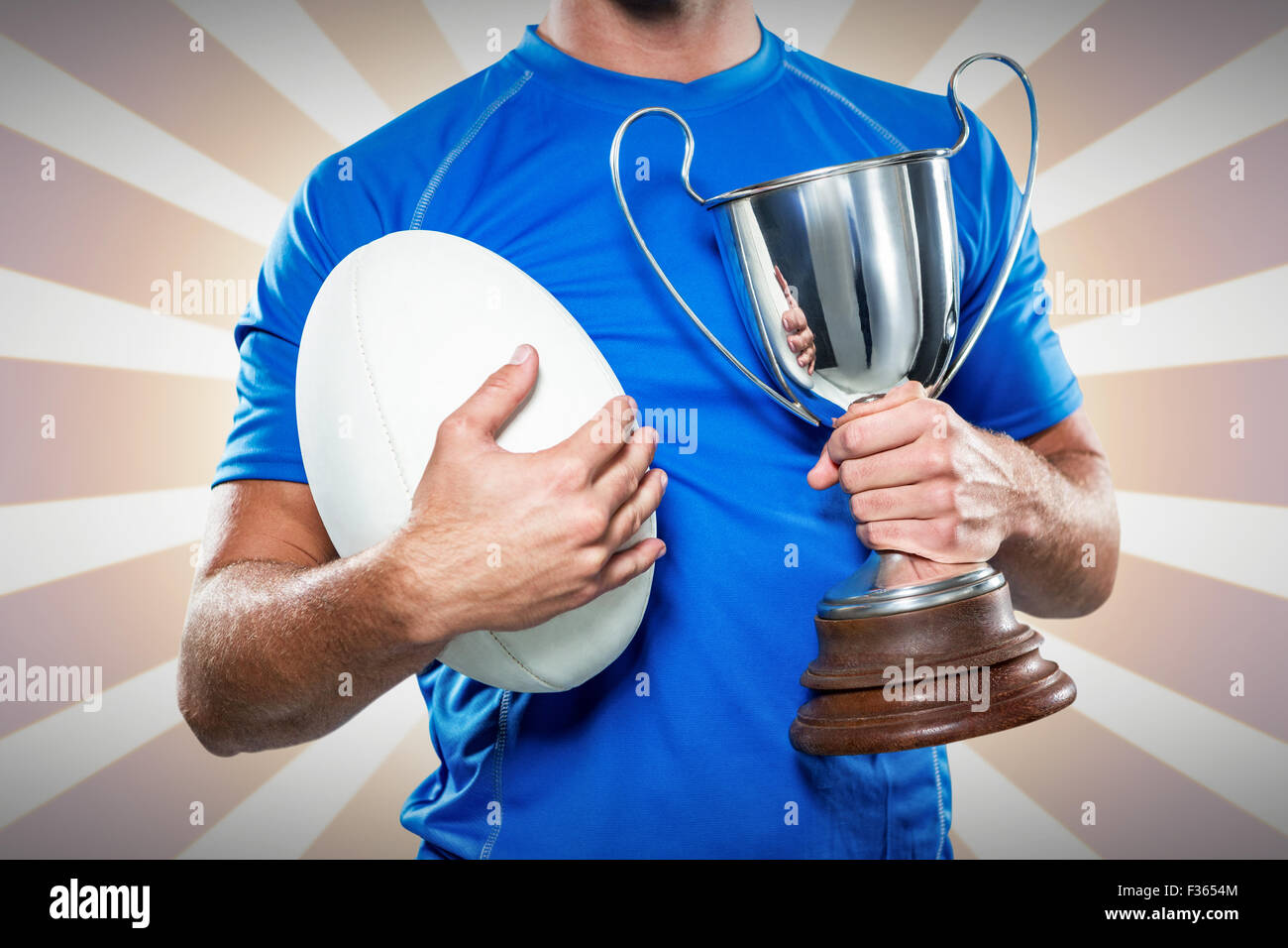 Immagine composita del giocatore di rugby trofeo holding e la sfera Foto Stock