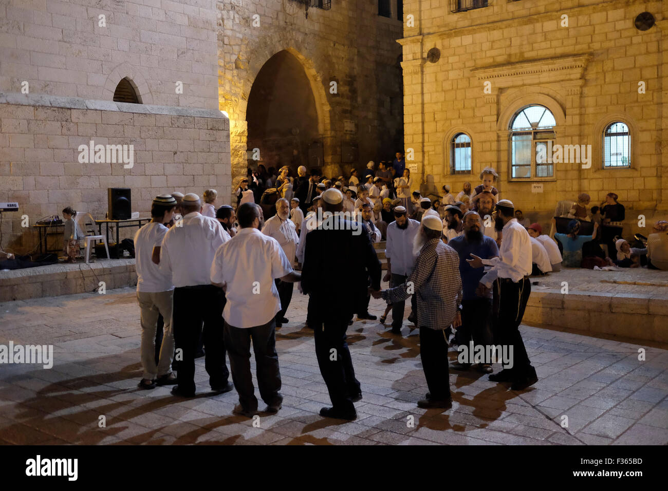 Gli Ebrei religiosi in ballo nel quartiere ebraico su Simchat Beit HaShoevah durante i giorni intermedi di Sukkot Festa dei Tabernacoli nella città vecchia di Gerusalemme Israele Foto Stock