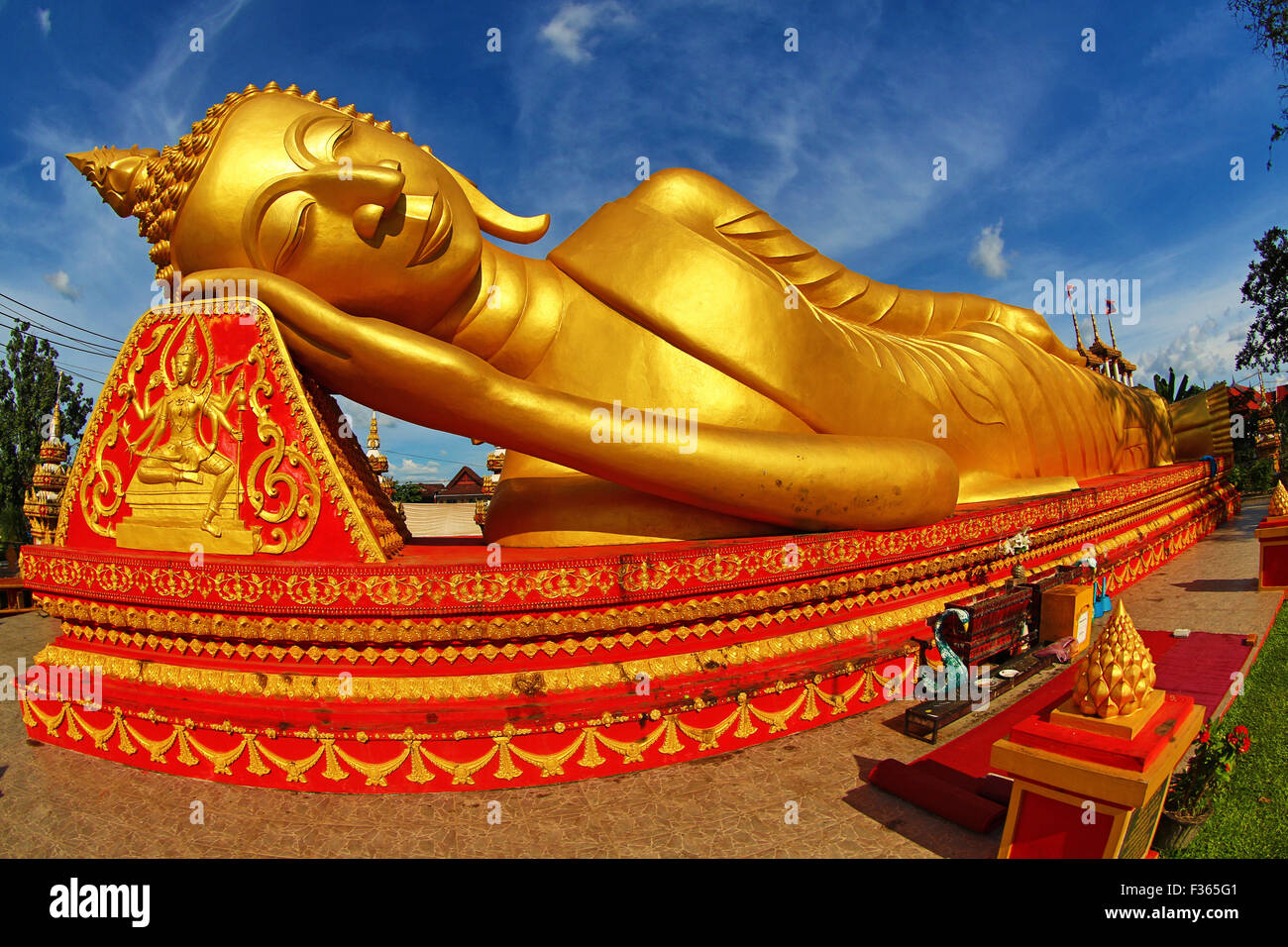 Oro Gigante Dormiente reclinabili statua del Buddha vicino al Wat That  Luang tempio, Vientiane, Laos Foto stock - Alamy