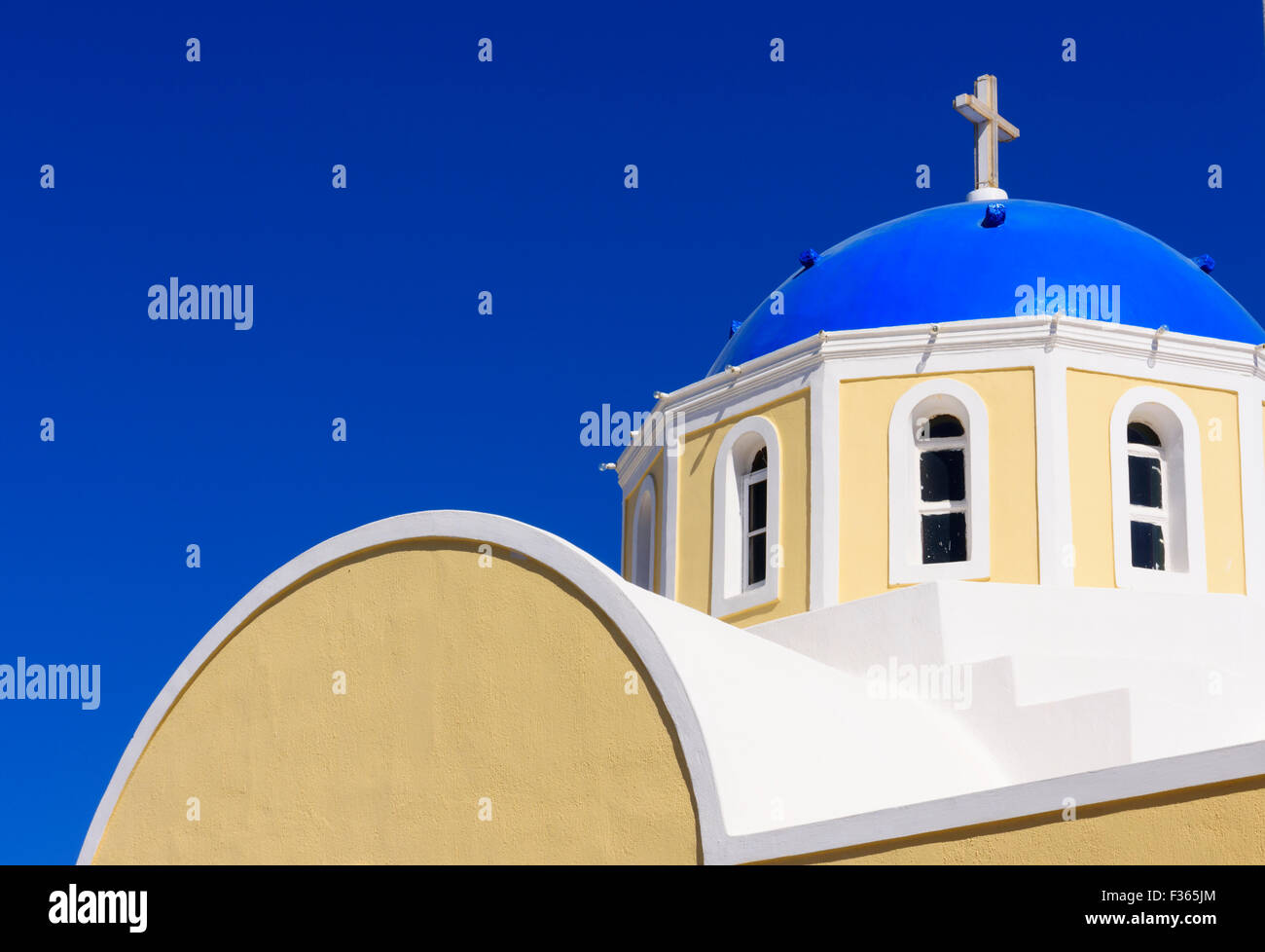 Cupola blu chiesa a Santorini, Cicladi Grecia Foto Stock