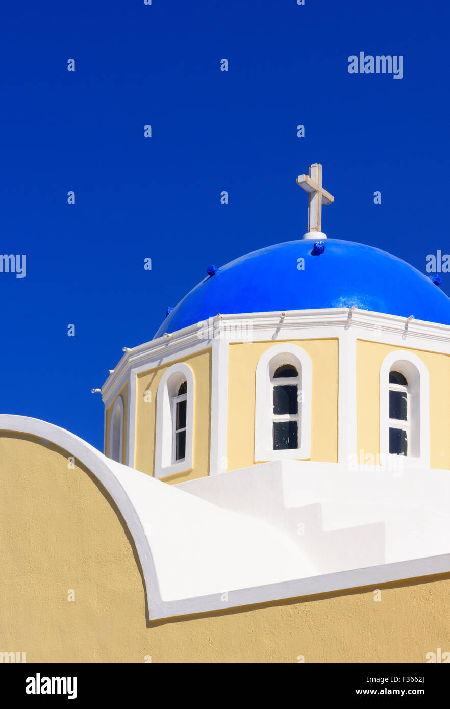 Cupola blu chiesa a Santorini, Cicladi Grecia Foto Stock