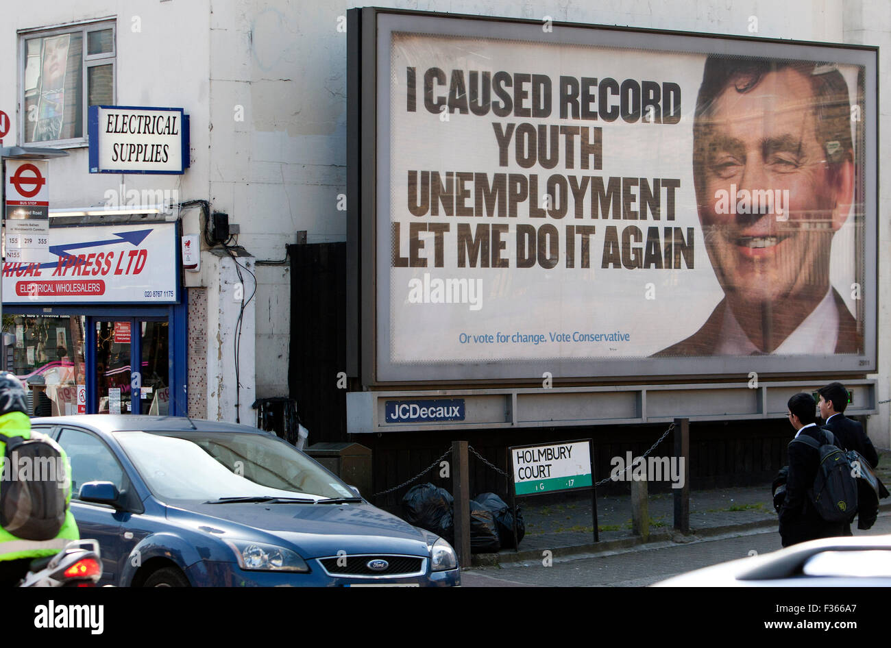 Un partito conservatore billboard con Gordon Brown sulla strada residenziale a Tooting, Londra del sud, il 21 aprile 2010. Foto Stock