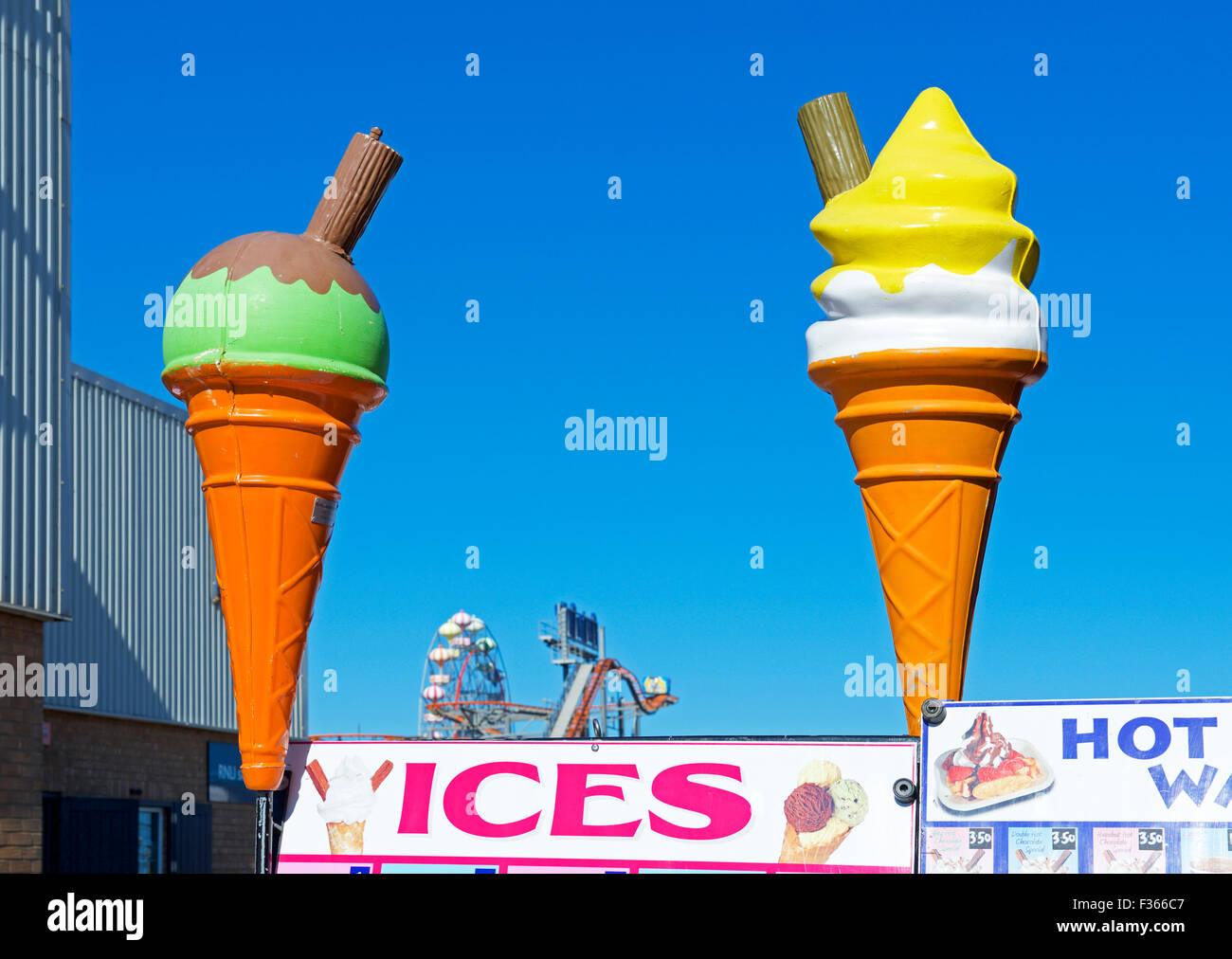 Coni gelato come display, Skegness, Lincolnshire, England Regno Unito Foto Stock