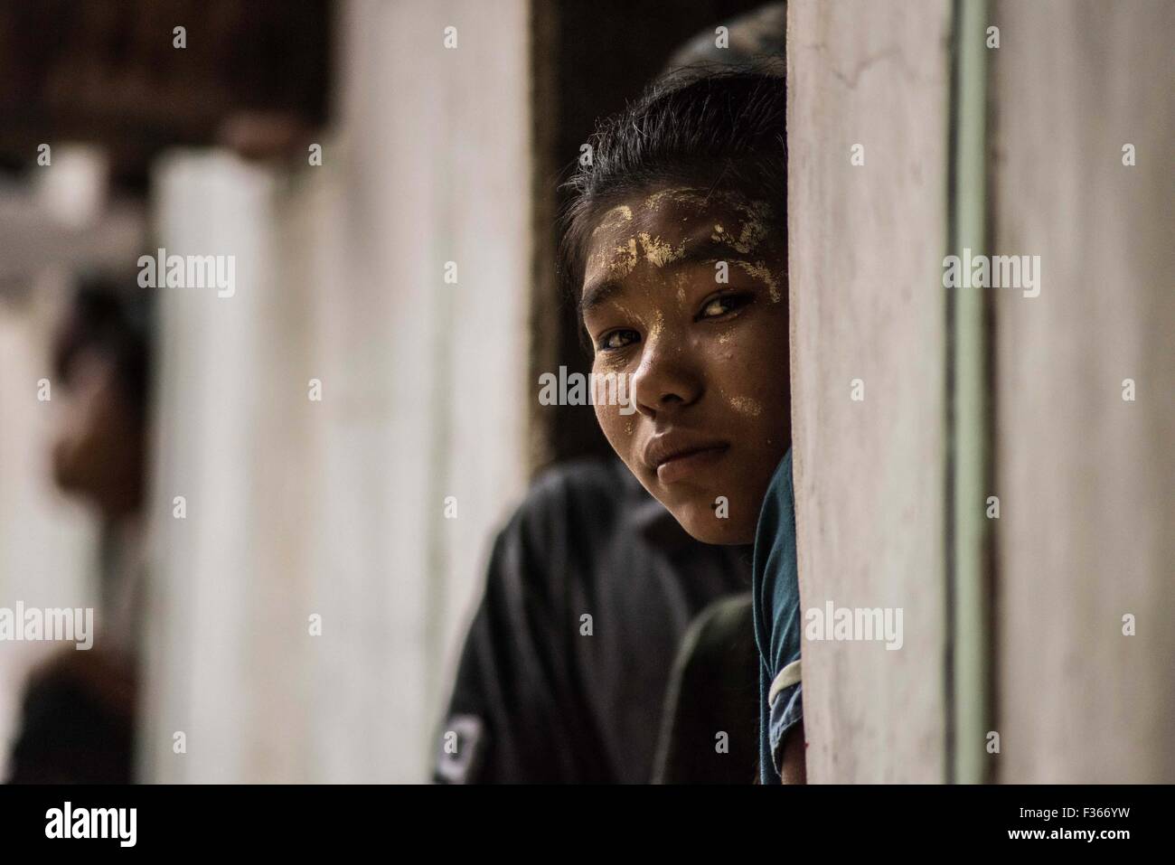 Ragazza adolescente vicino a Pathein, Myanmar. Foto Stock