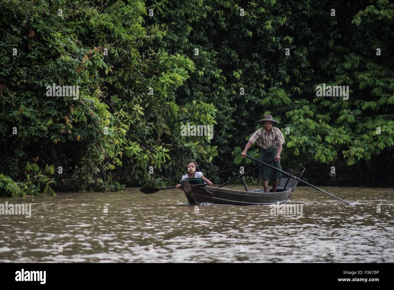 Padre e figlia sul fiume Pathein, Myanmar. Foto Stock