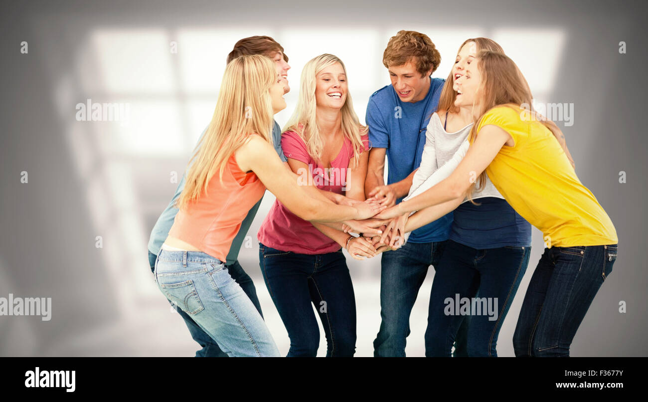 Immagine composita del gruppo di amici attorno ad allietare con le loro mani impilati Foto Stock