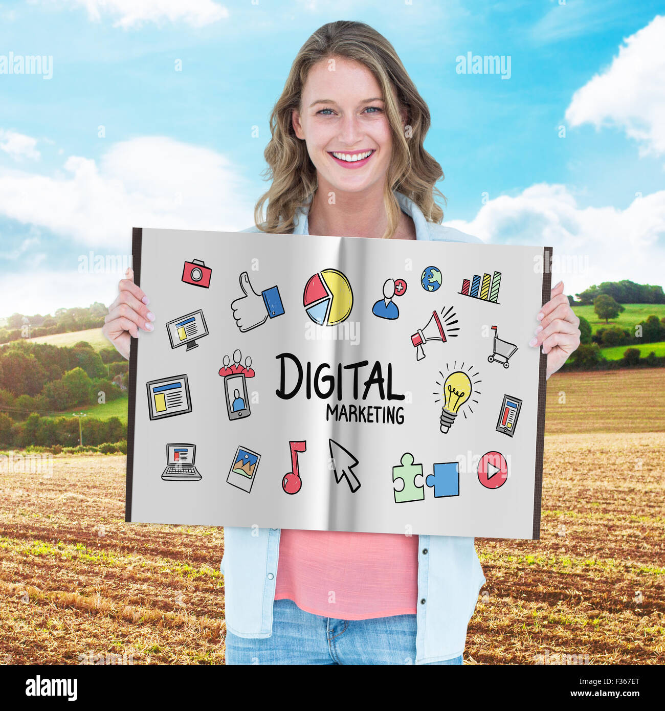 Immagine composita della bella donna che mostra un libro Foto Stock