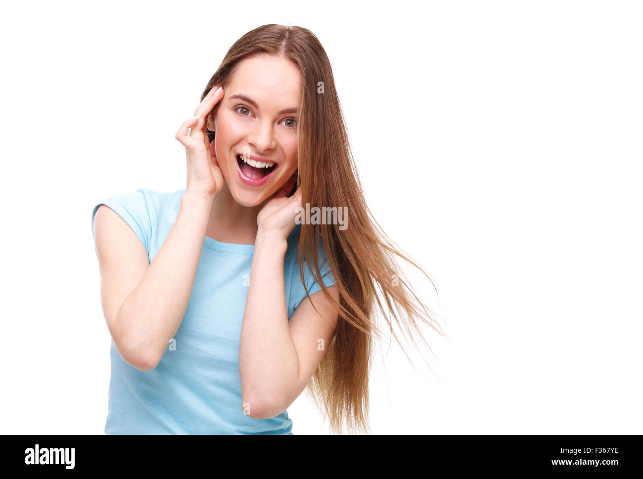 Sorridente giovane donna studio shot isolato su sfondo bianco. Foto Stock