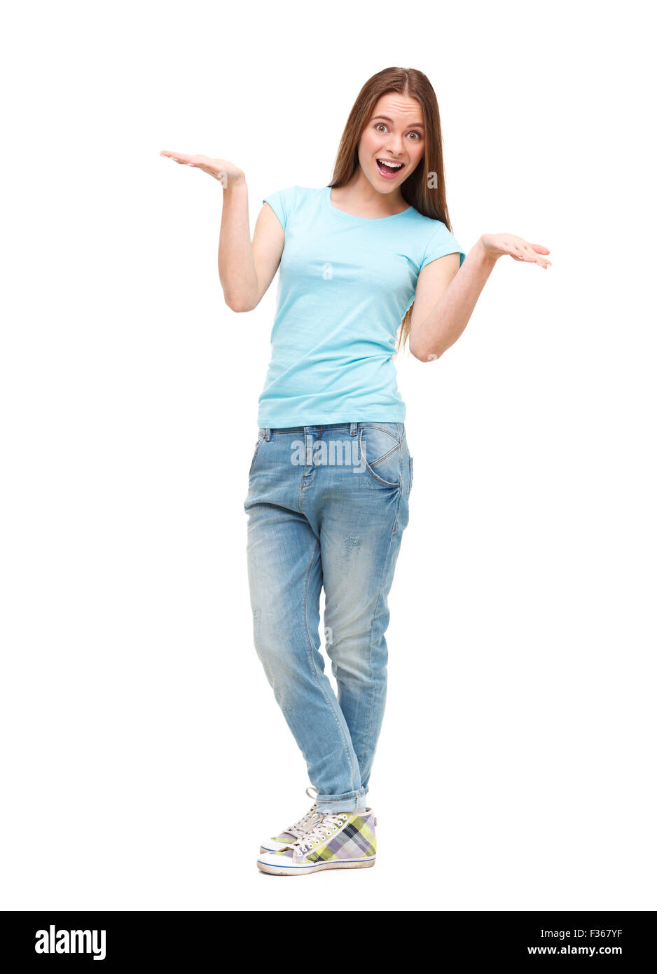 A piena lunghezza Ritratto di giovane ragazza in abbigliamento casual isolati su sfondo bianco. Foto Stock