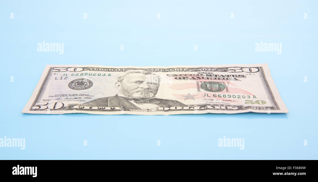 Solo cinquanta dollari nota. Tutto su sfondo blu Foto Stock