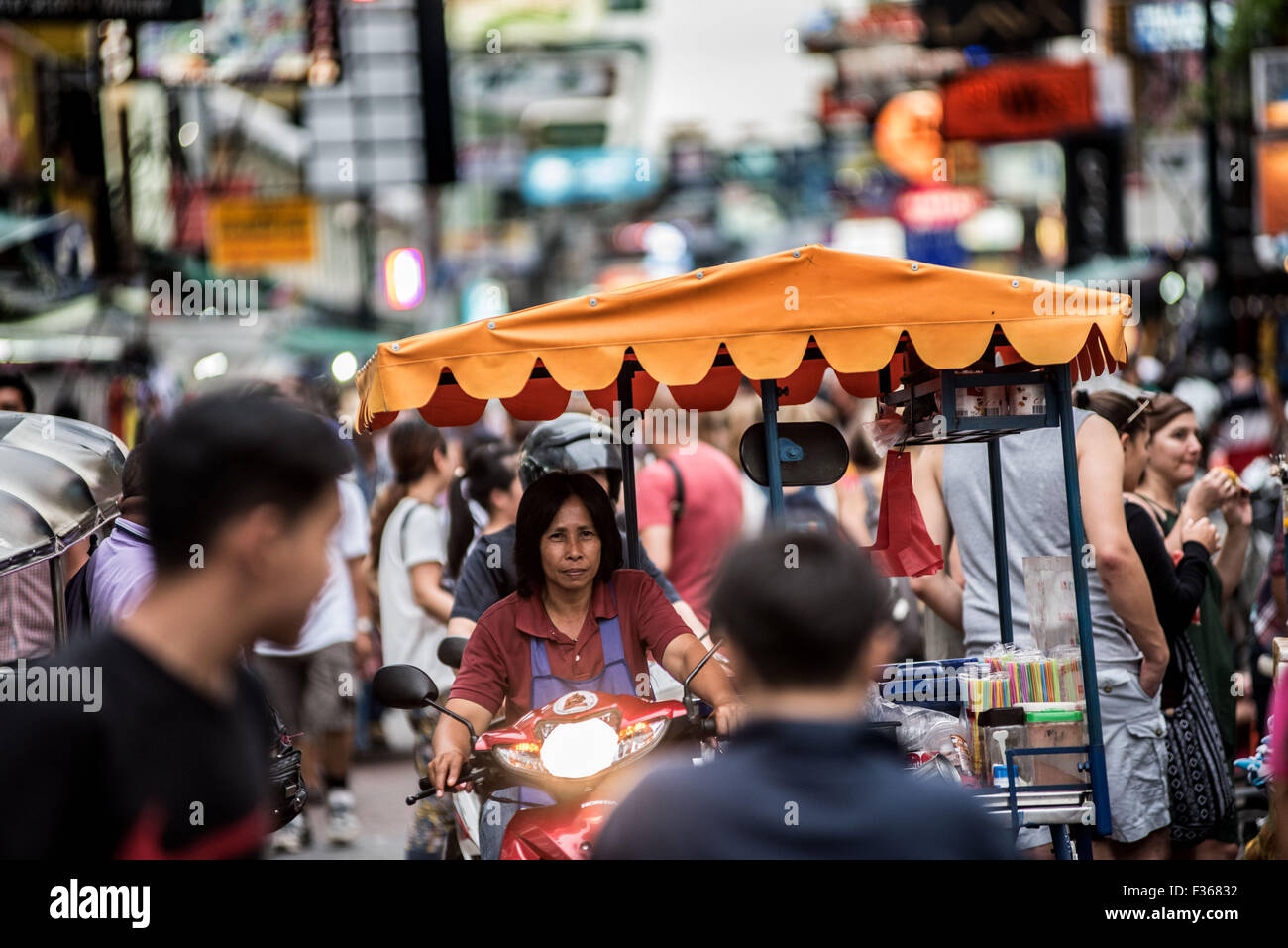 Khao San Road di Bangkok, Tailandia Foto Stock