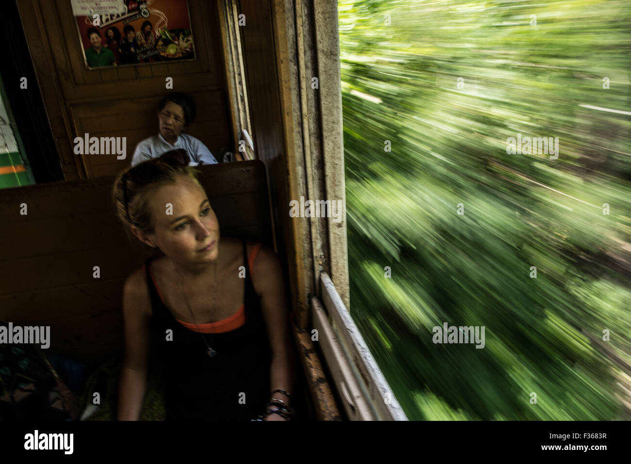 Viaggio in treno in Myanmar. (Trainline per il ponte sul fiume Kwai) Foto Stock