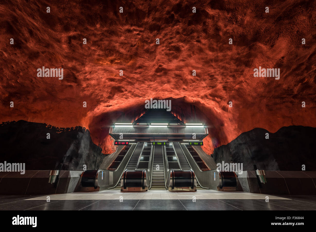 All'interno di Solna Centrum stazione della metropolitana di Stoccolma Tunnelbana Foto Stock