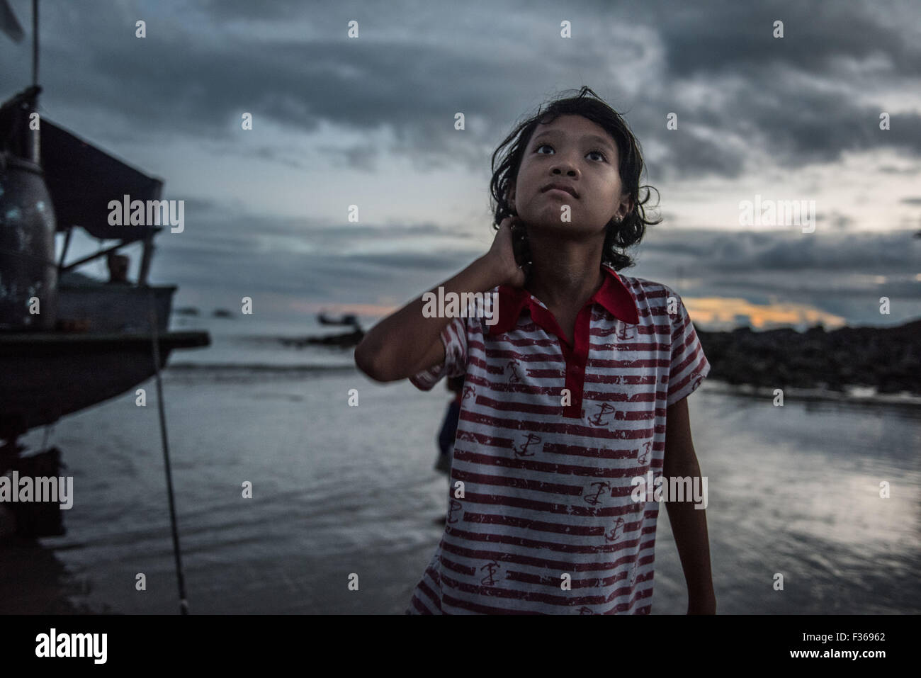 Bambino da barca da pesca, San Hlan beach, Myanmar. Foto Stock