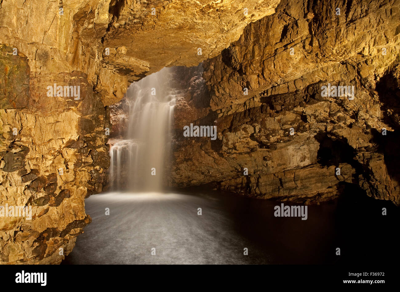 Allt Smoo cascata all'interno Smoo Cave Foto Stock