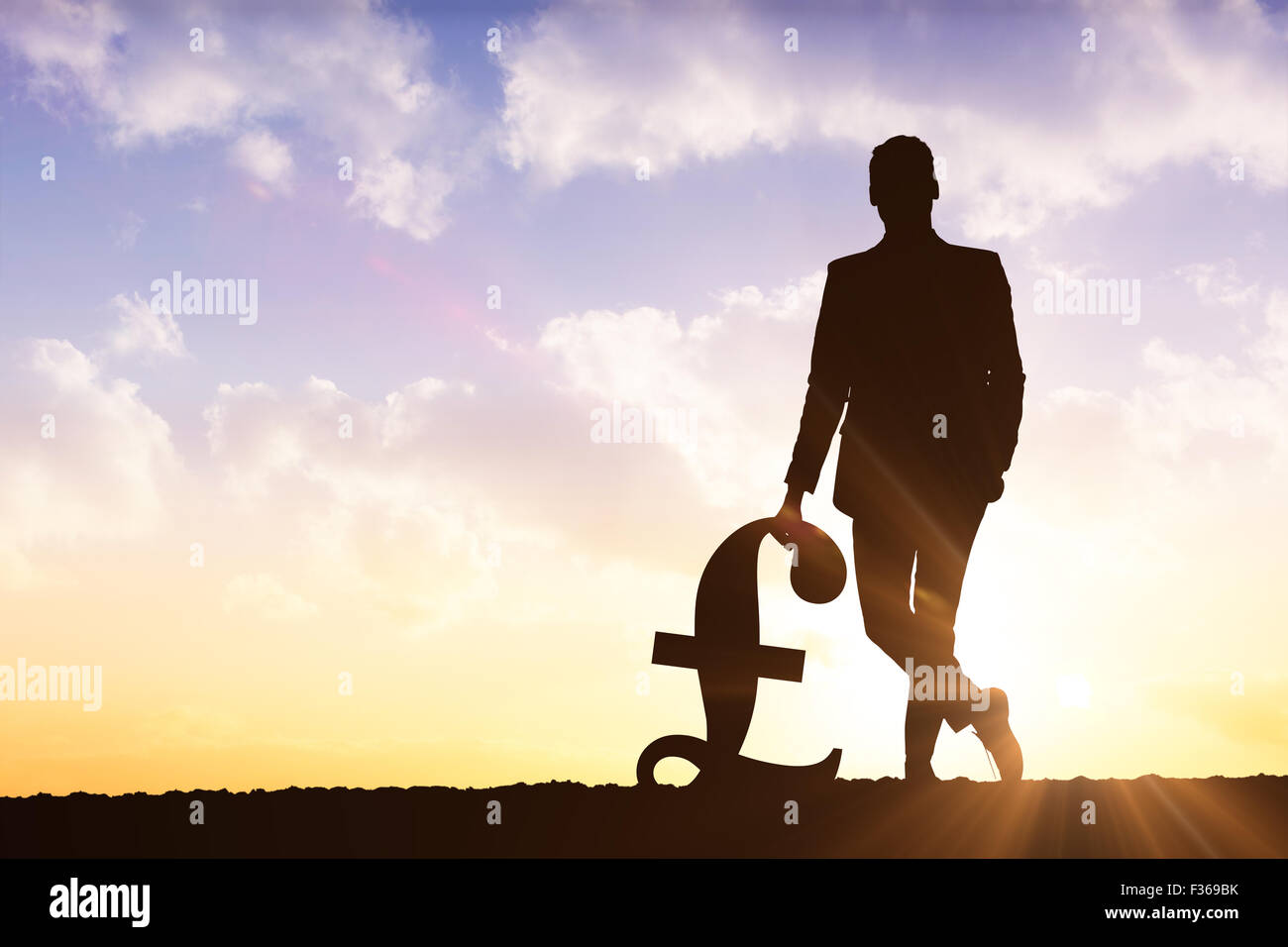 Immagine composita di silhouette accanto al simbolo di cancelletto Foto Stock