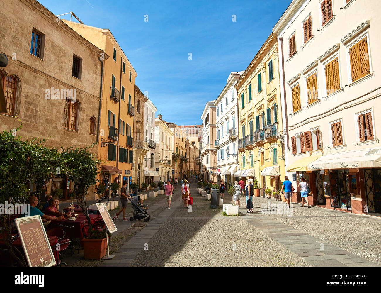 Scena di strada di Alghero, Sardegna Foto Stock