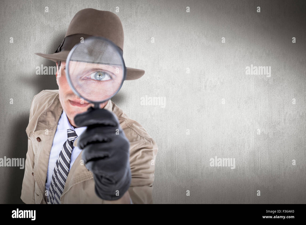 Immagine composita di spy guardando attraverso la lente di ingrandimento Foto Stock