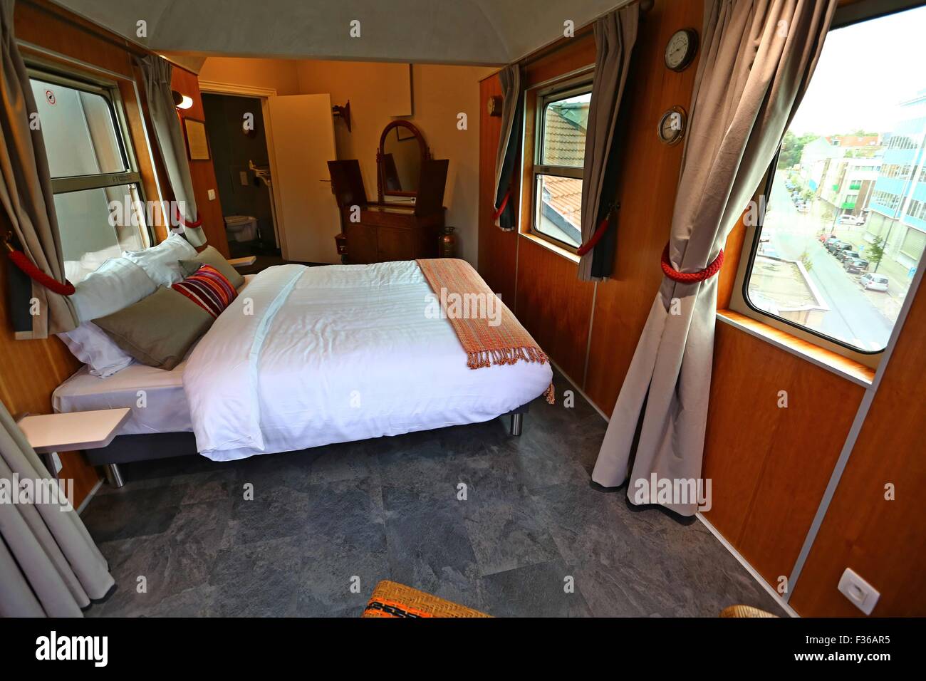 (150930) -- Bruxelles, Sett. 30, 2015 (Xinhua) -- Foto scattata il 7 settembre 23, 2015 mostra il treno suite sul tetto del treno Ostello vicino la stazione di Schaerbeek in Bruxelles, capitale del Belgio. (Xinhua/Gong Bing) Foto Stock