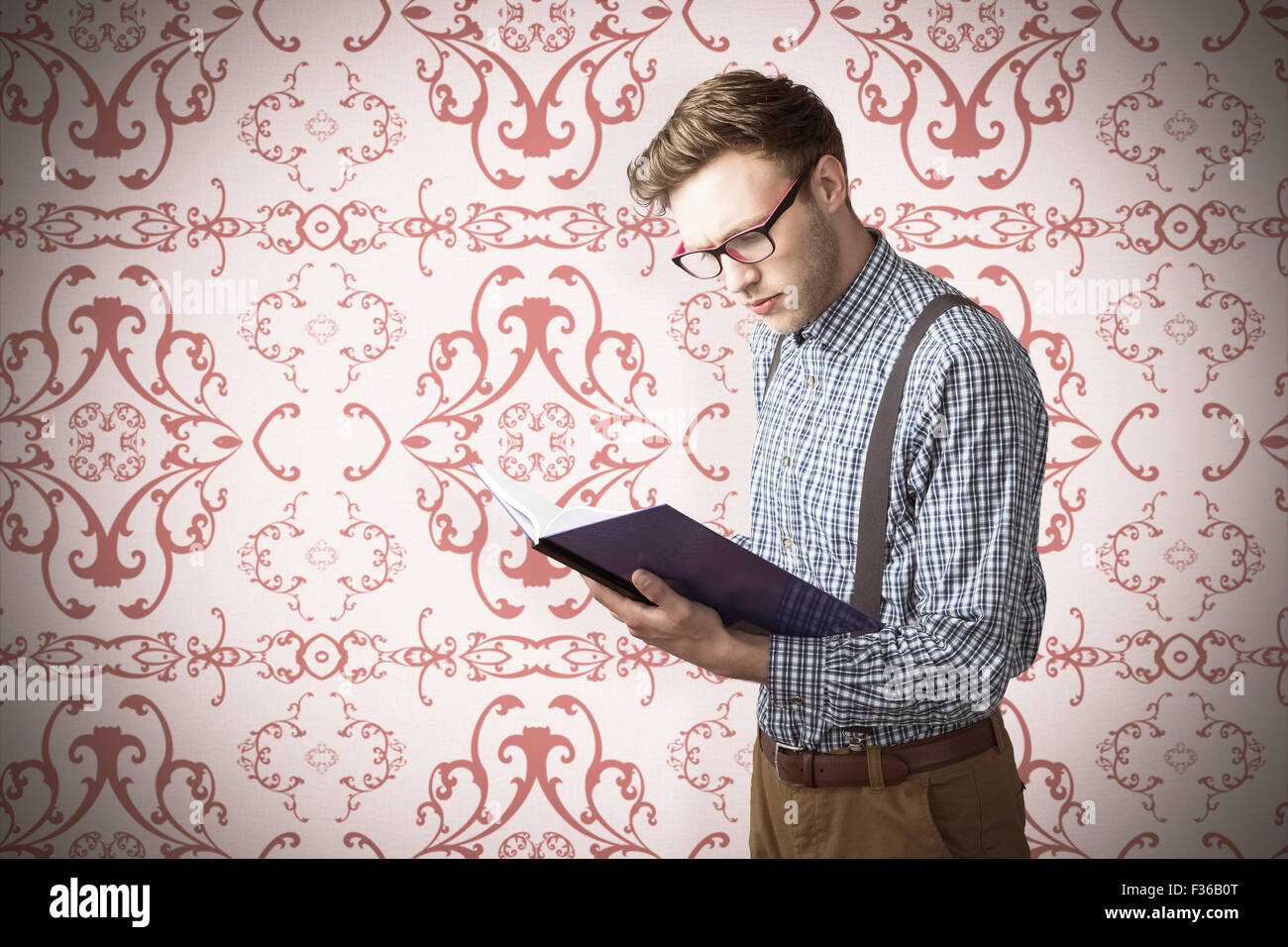 Immagine composita di geeky studente la lettura di un libro Foto Stock