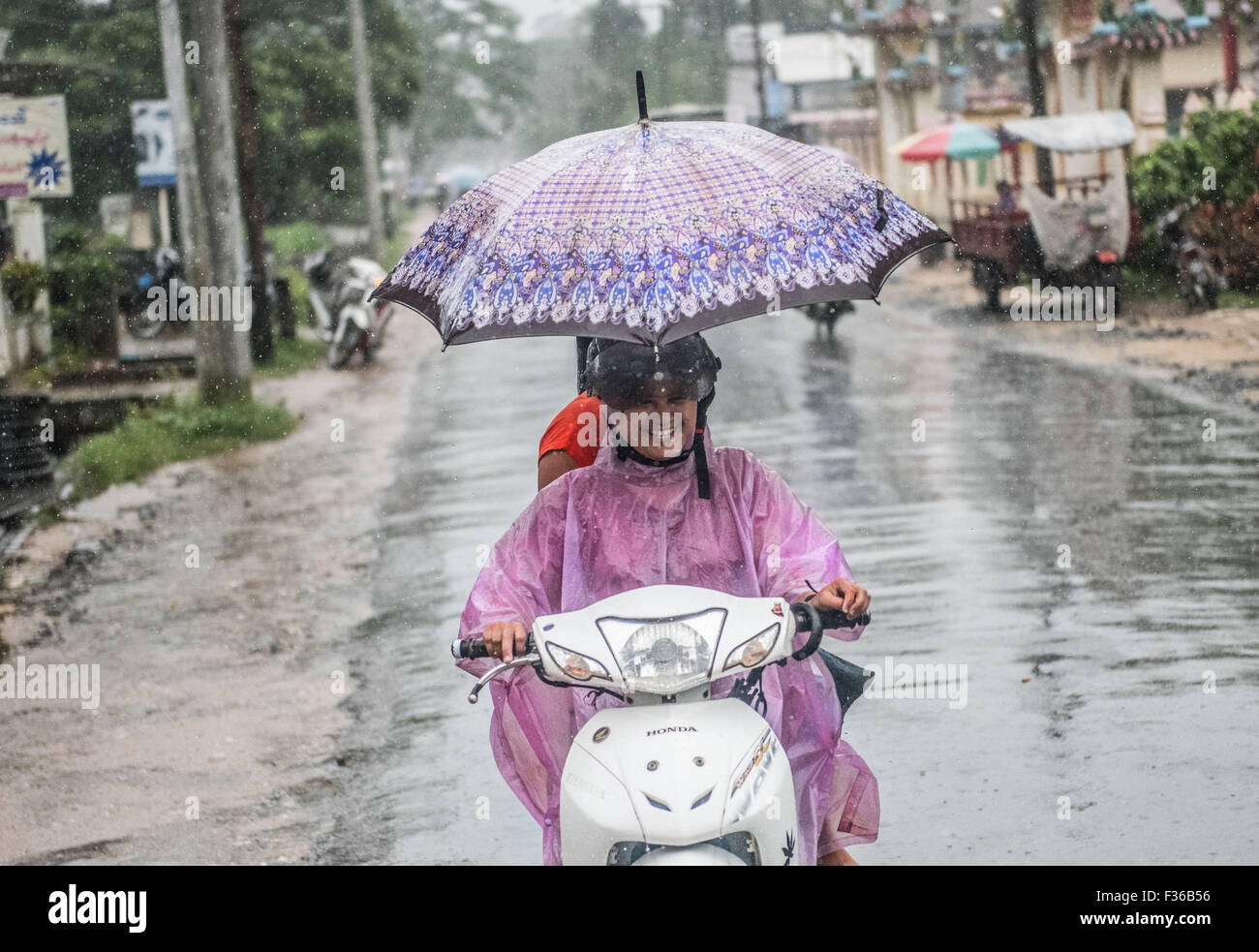 La guida sotto la pioggia, Dawei, Myanmar Foto Stock