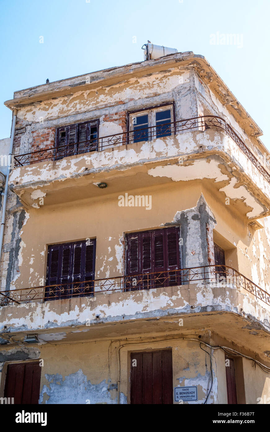 Edificio in difficoltà presso il lungomare in Rethymnon, Creta. Foto Stock