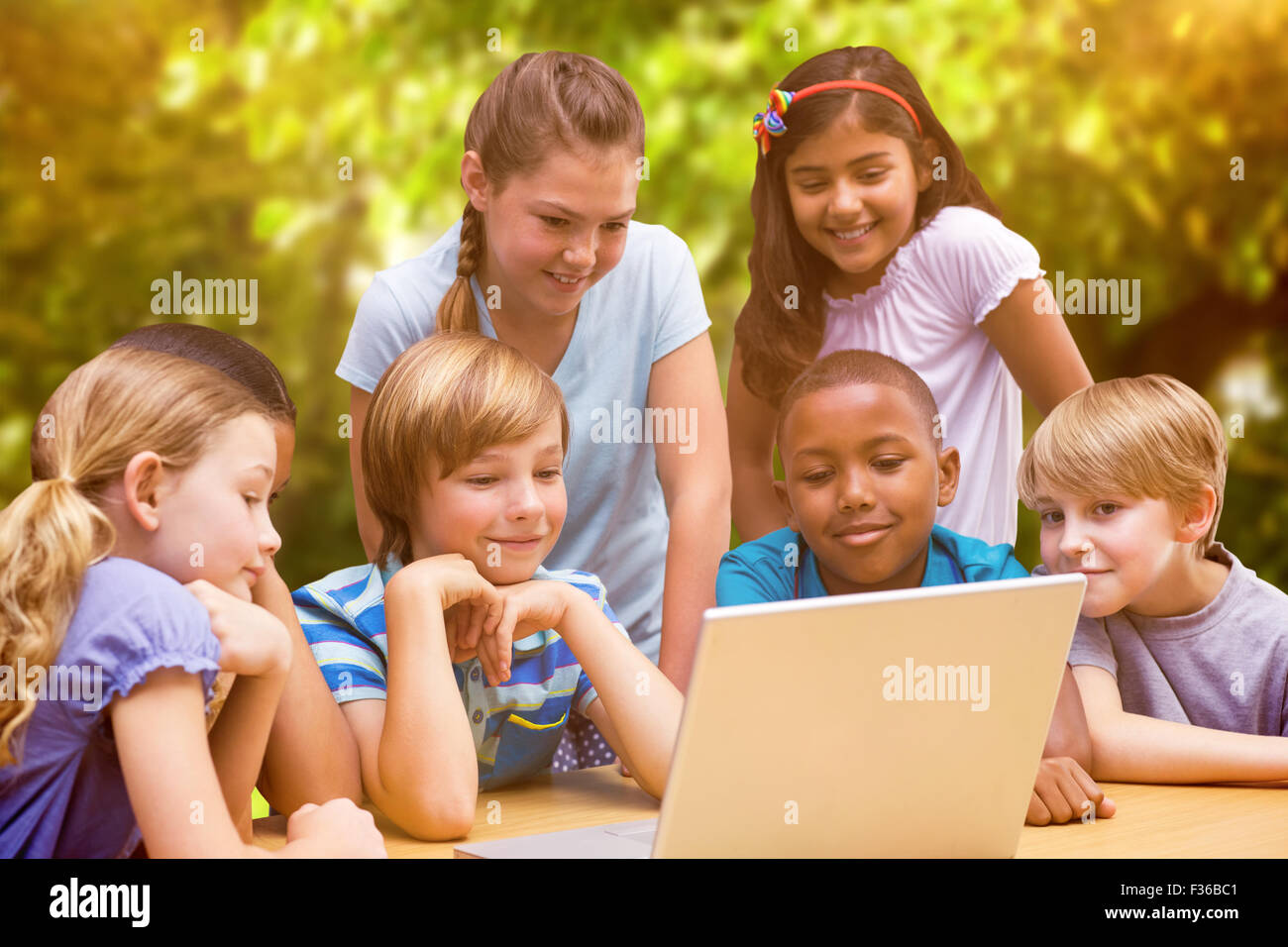 Immagine composita di graziosi gli studenti usando computer tablet in libreria Foto Stock