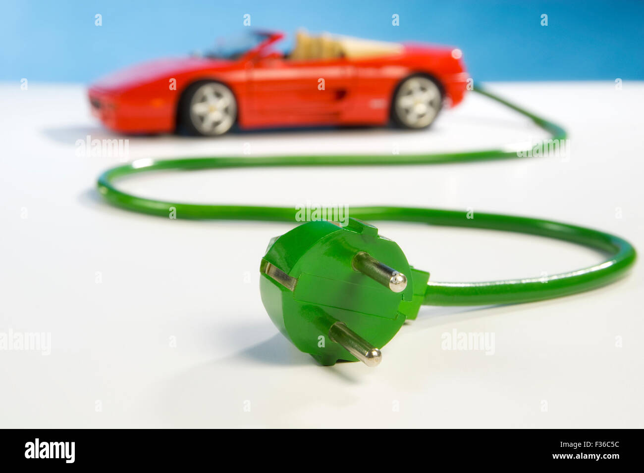 Rosso Sport Auto verde con cavo di alimentazione Foto Stock