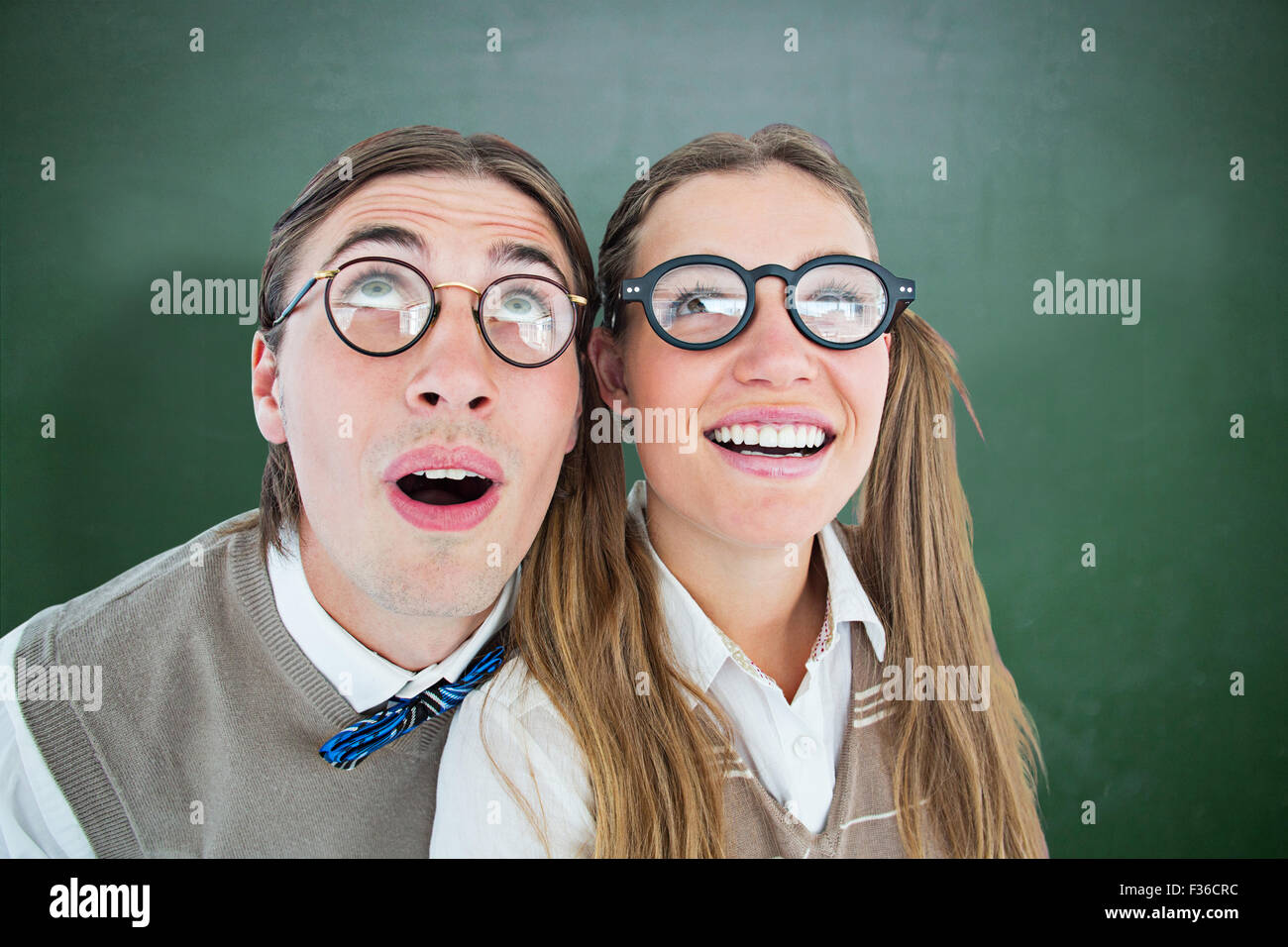 Immagine composita di geeky hipster giovane alzando gli occhi Foto Stock