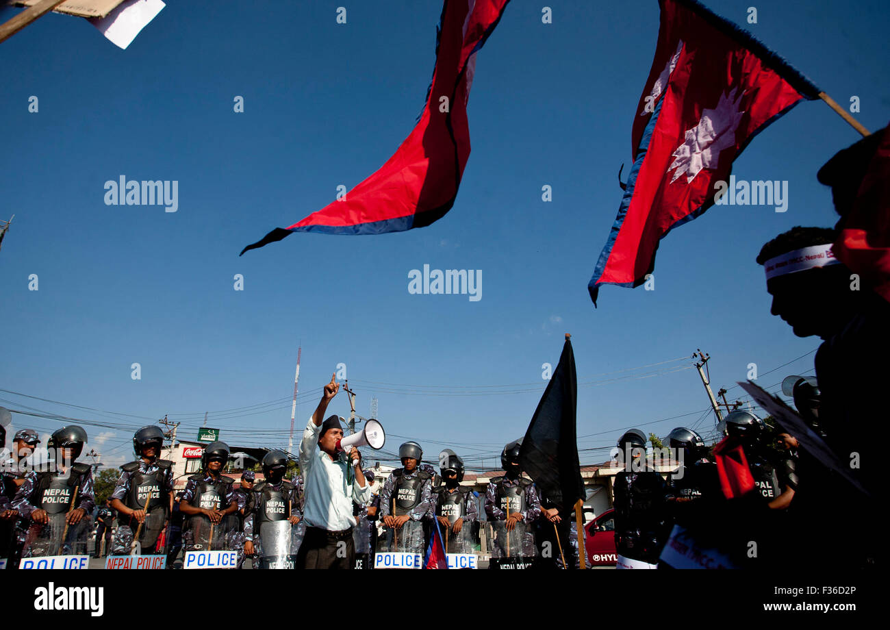 Kathmandu, Nepal. Il 30 settembre, 2015. Un cadre dei Maoisti Centro comunista Nepal grida slogan durante una manifestazione di protesta contro il blocco economico da parte dell'India, di fronte all'Ambasciata indiana in Kathmandu, Nepal, Sett. 30, 2015. La vita quotidiana del popolo nepalese è stata direttamente colpita dal blocco. © Pratap Thapa/Xinhua/Alamy Live News Foto Stock