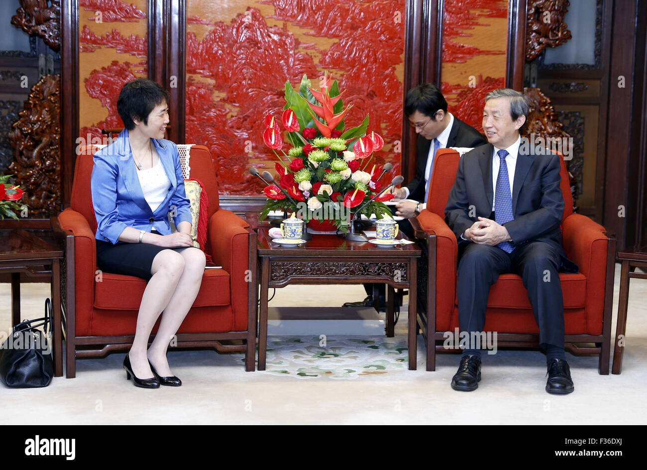 Pechino, Cina. Il 30 settembre, 2015. Chinese Vice Premier Ma Kai (R) soddisfa con Liu Fang, segretario generale dell' Organizzazione dell' aviazione civile internazionale (ICAO), a Pechino, capitale della Cina, Sett. 30, 2015. © Ju Peng/Xinhua/Alamy Live News Foto Stock