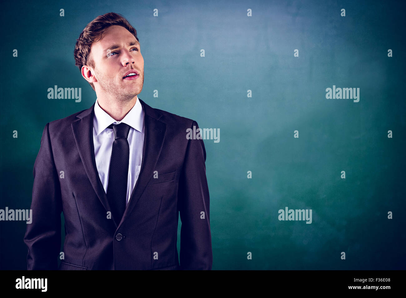 Immagine composita del giovane imprenditore pensando e guardando in alto Foto Stock