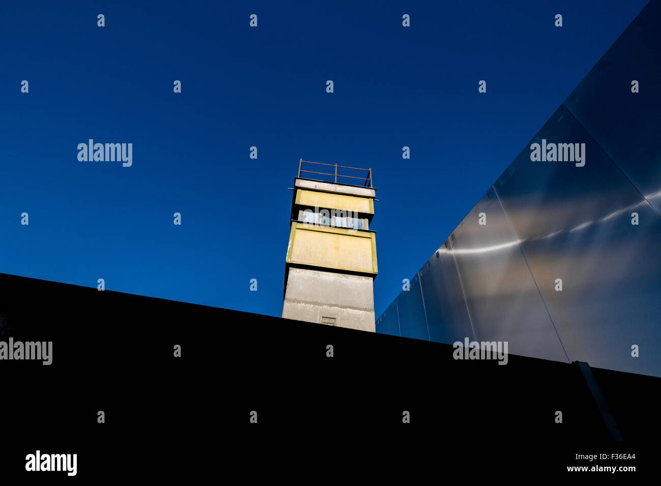 Un tedesco orientale torre di osservazione presso il Memoriale del Muro di Berlino su Bernauer Strasse, Berlino, Germania. Foto Stock