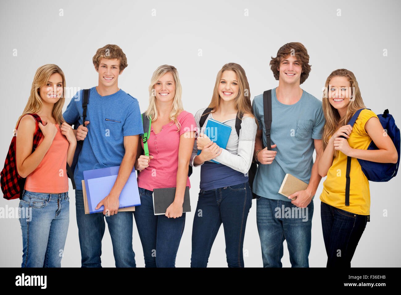 Immagine composita di sorridere agli studenti tutto è pensato per il college Foto Stock