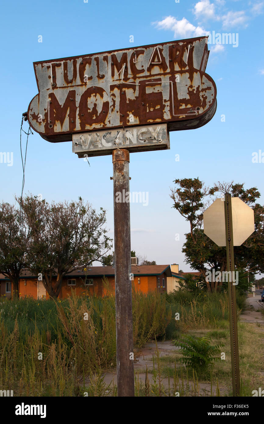 Un segno arrugginiti e un erbaccia pieno campo sono tutto ciò che resta del Tucamcari Hotel sulla East Smith Ave. in Tucumcari, Nuovo Messico. Th Foto Stock