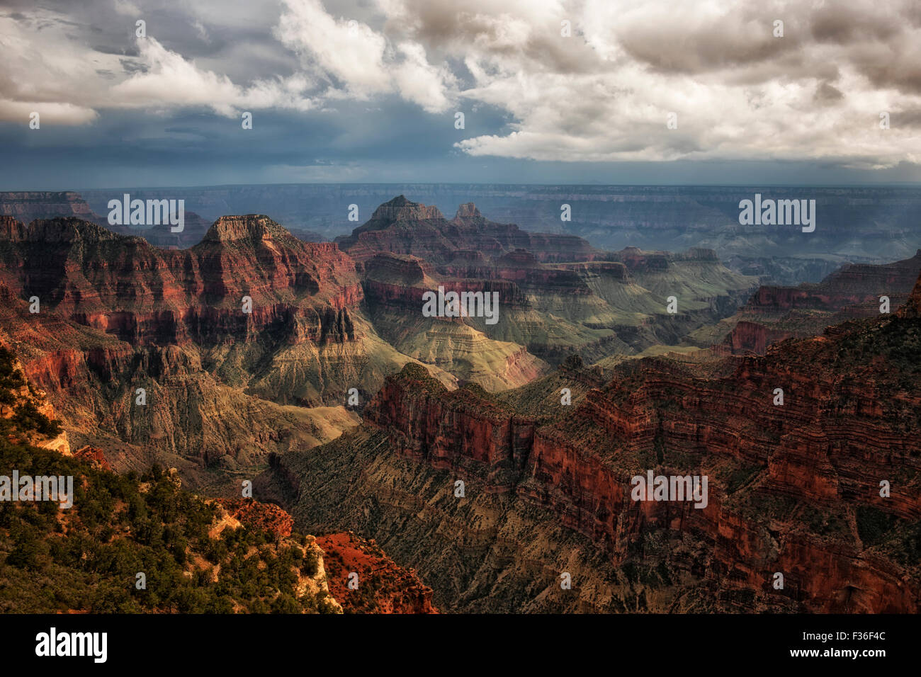 Estate temporali di monsone costruire oltre il bordo settentrionale della Arizona Grand Canyon National Park a Bright Angel Point. Foto Stock