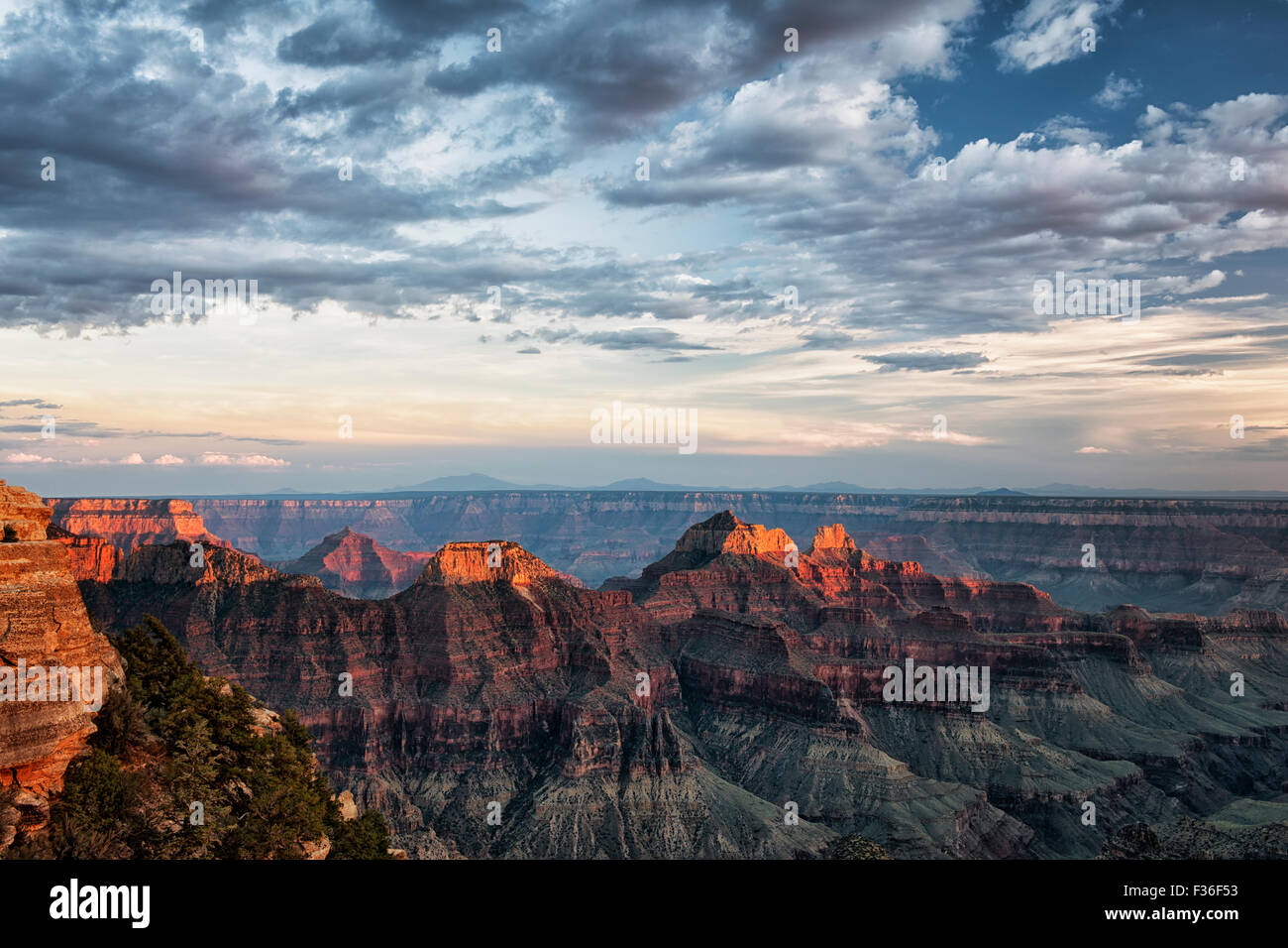 Ultima luce su tre templi (Deva, Brahma, Zoraster) da Bright Angel punto lungo il bordo settentrionale della Arizona Grand Canyon. Foto Stock