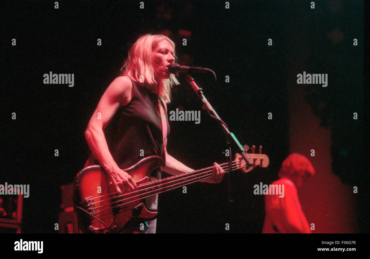 Kim Gordon, di Sonic Youth, compie durante il 1995 Lollapalooza in concerto a Deer Creek Music Center in Noblesville, Indiana. Foto Stock