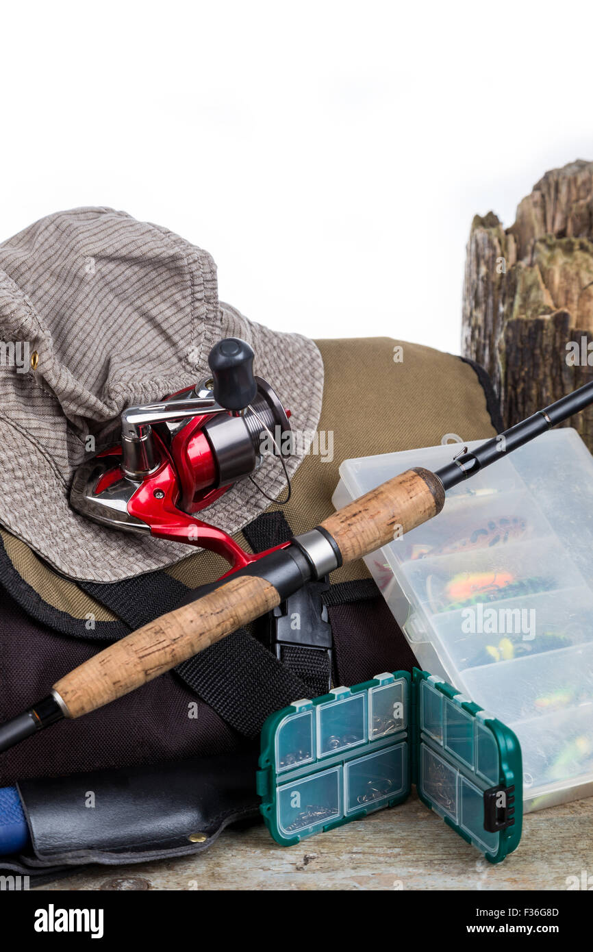 La pesca affronta con borsetta e hat su legno e sfondo bianco. per la progettazione di pubblicità o pubblicazione Foto Stock