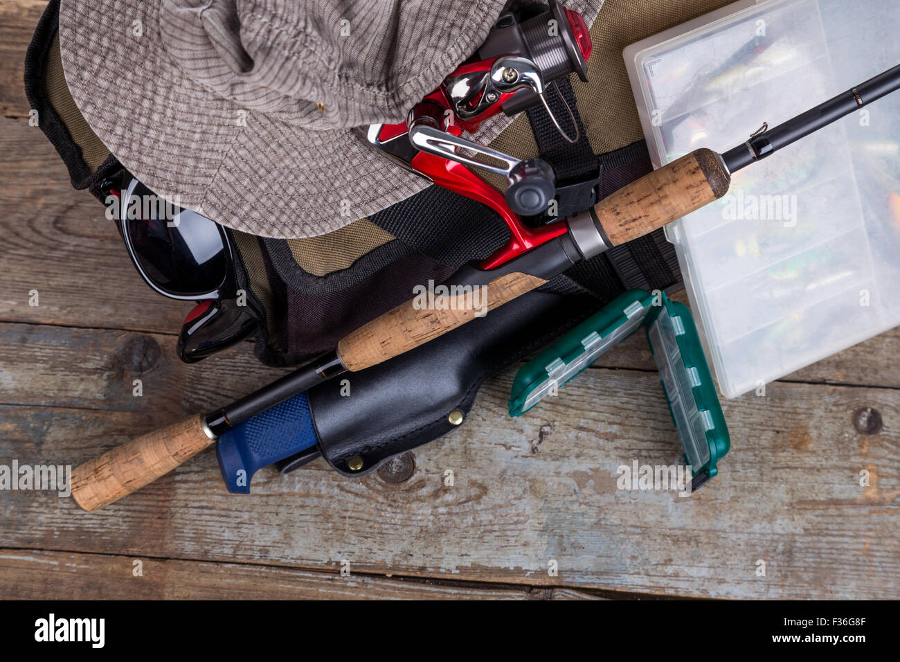 La pesca affronta con borsetta e hat su sfondo di legno. per la progettazione di pubblicità o pubblicazione Foto Stock