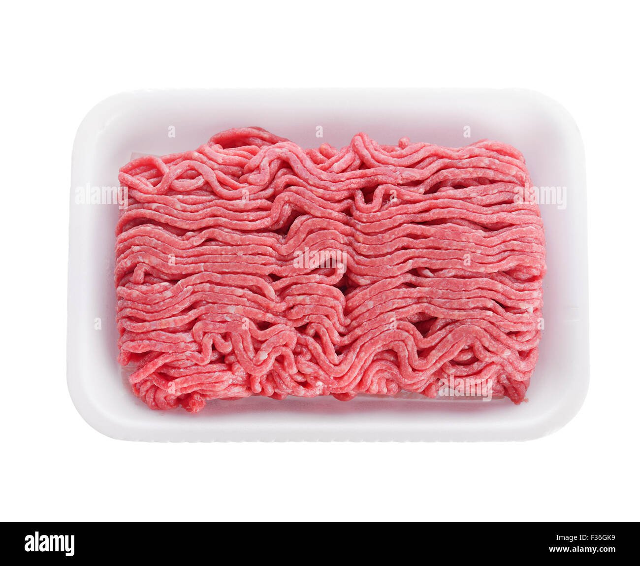 Materie di macinato di manzo in un vassoio bianco isolato su uno sfondo bianco. Foto Stock