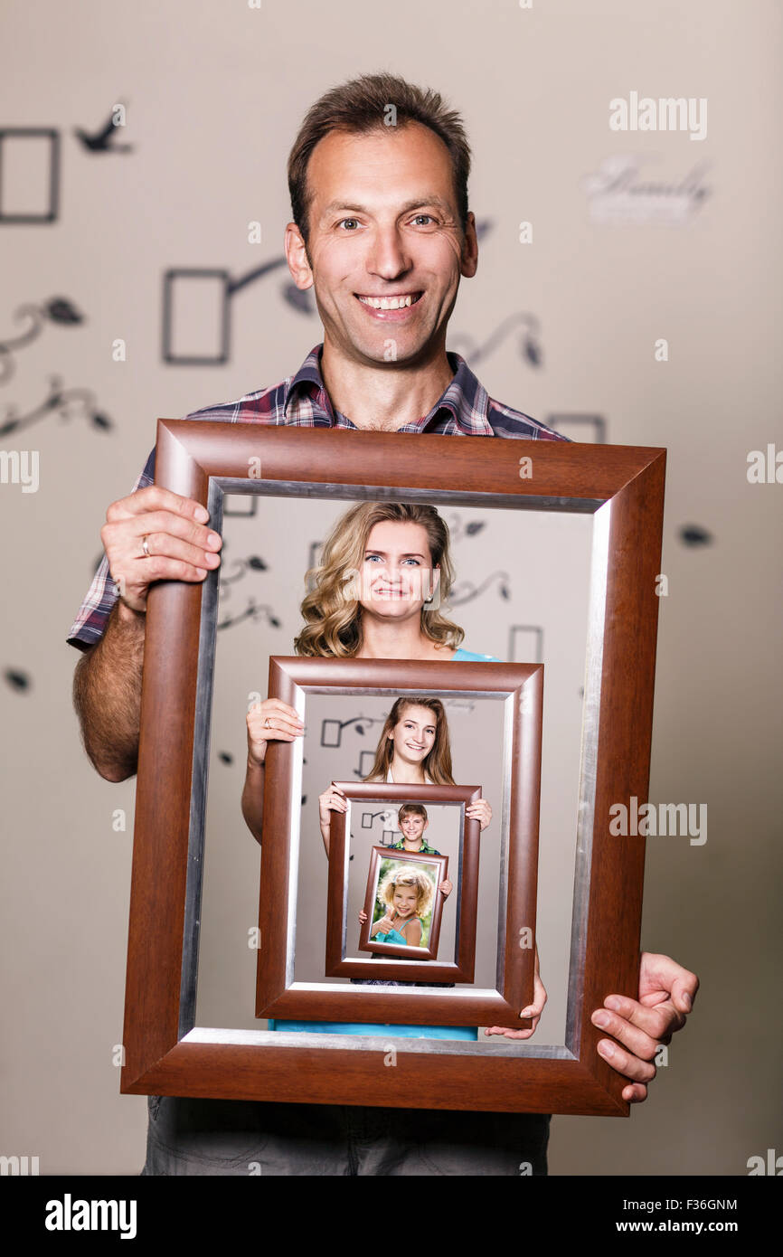 Padre Felice azienda ritratto con la sua famiglia Foto Stock