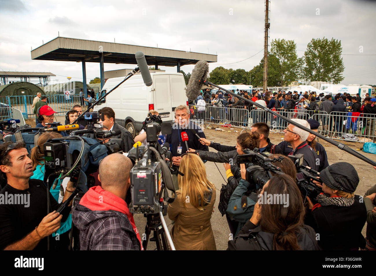 Il croato il Ministro degli Interni Ranko Ostojic tiene una conferenza stampa durante una visita alla registrazione Opotovac camp vicino al Bapksa di frontiera tra la Croazia e la Serbia che ha visto un afflusso di rifugiati. Opotovac, CROAZIA Venerdì 25 Settembre 2015 Foto Stock